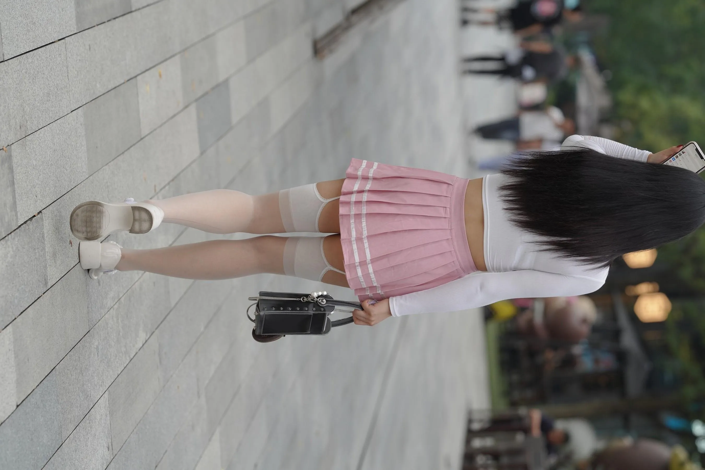 魔镜街拍 NO.161 街拍白丝吊带袜美女 [109P]插图4